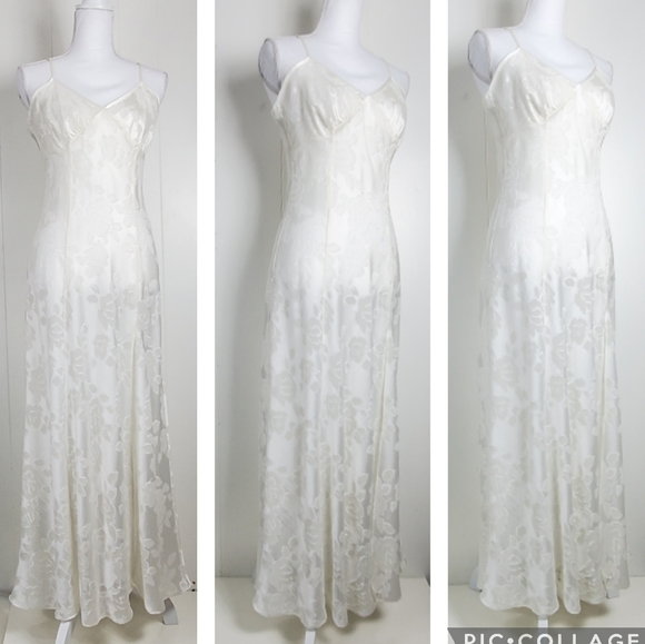 Vintage gold label  nightgown with 23.5" slit, subtle floral sexy chemise medium - Picture 4 of 13